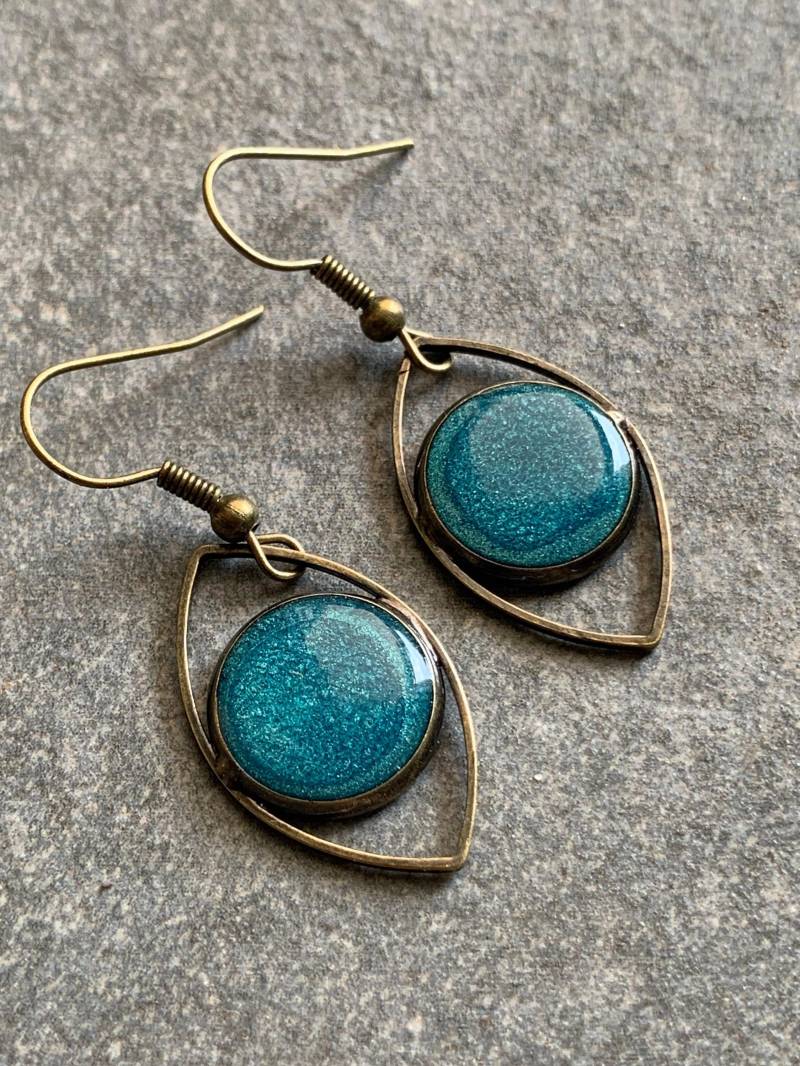 Metallic Blaue Harzohrringe, Auge, Bronzene Resinohrringe, Epoxyharz von DieHangLage