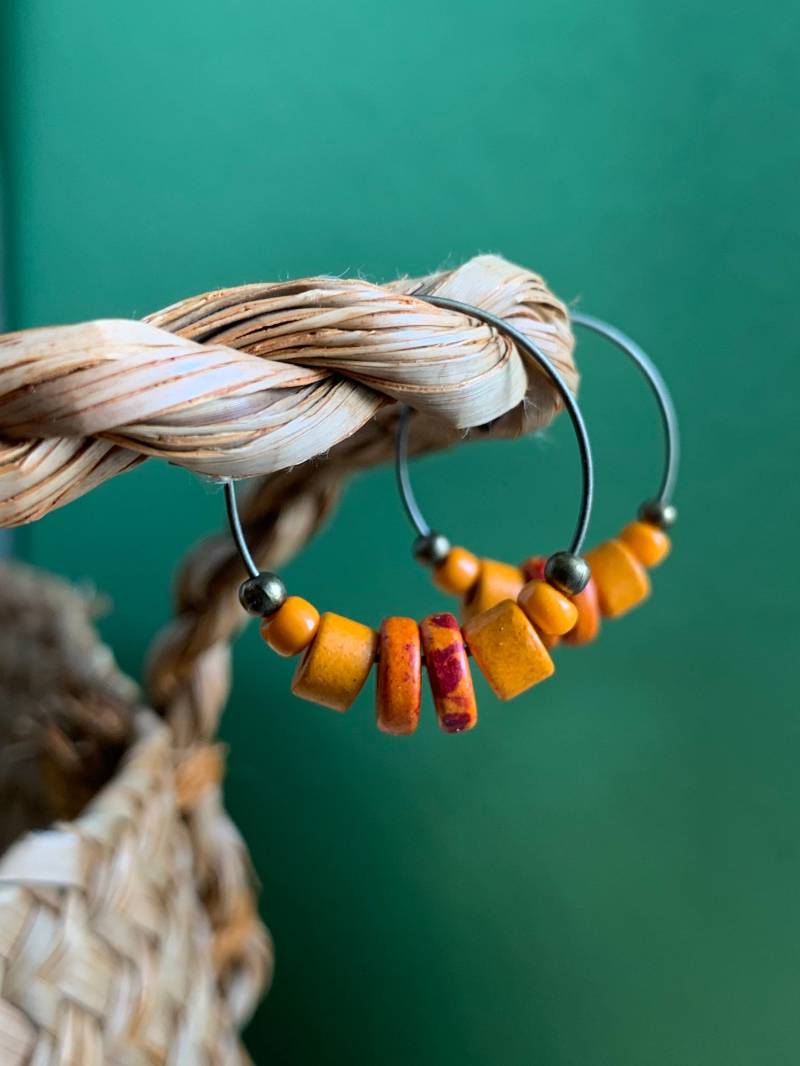 Orangene Keramikcreolen Mit Glasperlen von DieHangLage