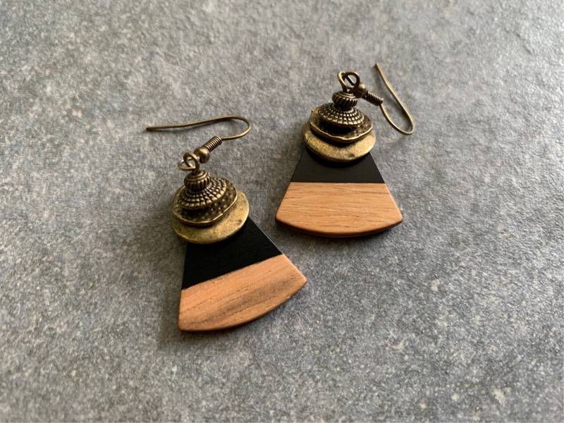 Schwarze Holzohrringe Mit Bronzefarbenen Metallperlen, Harzohrringe, Ohrringe Hängend von MaDaMiShop