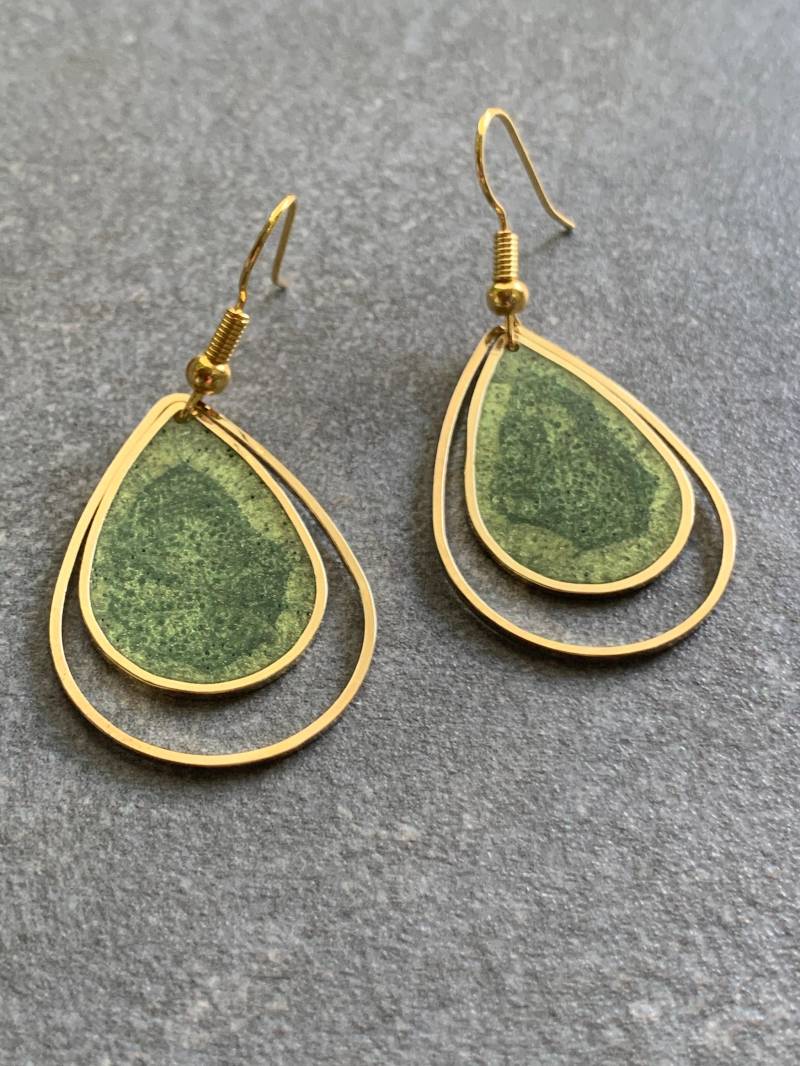 Tropfenohrringe Aus Messing Mit Grünem Harz von DieHangLage