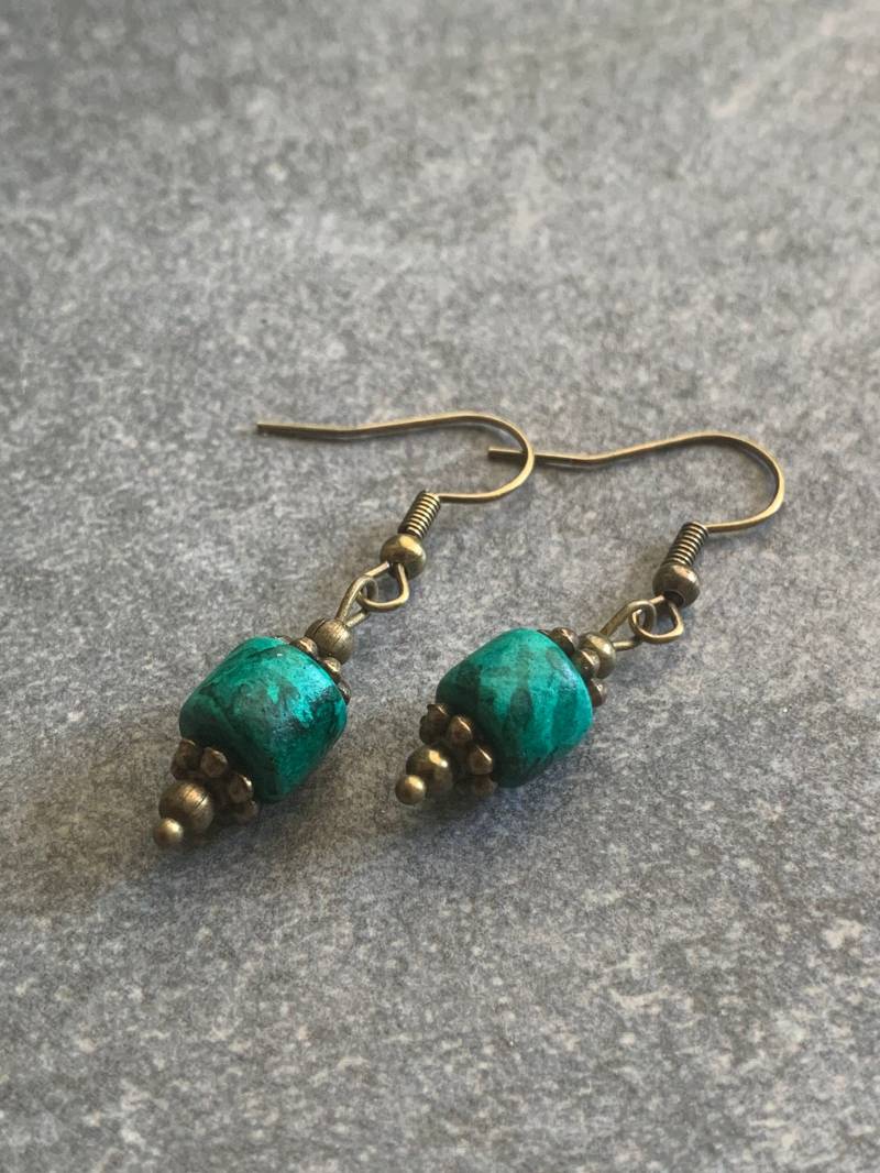 Türkise Keramikohrringe, Bronzene Bohoohrringe, Ohrringe Hängend von DieHangLage