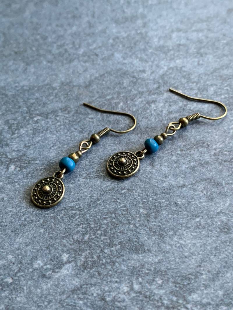 Zierliche Bronzefarbene Ohrringe Im Bohostil, Blaue Hängeohrringe von DieHangLage