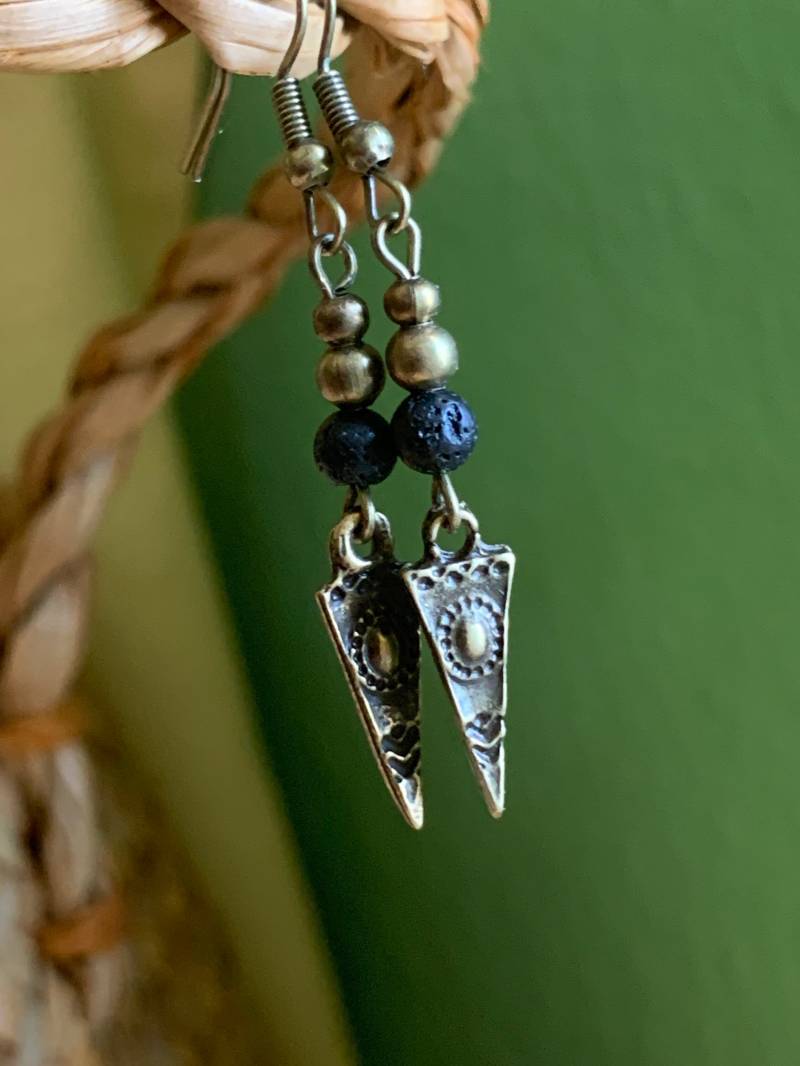 Zierliche Ohrringe Mit Schwarzen Lavaperlen Und Bronzenen Anhängern Bohoohrringe von DieHangLage