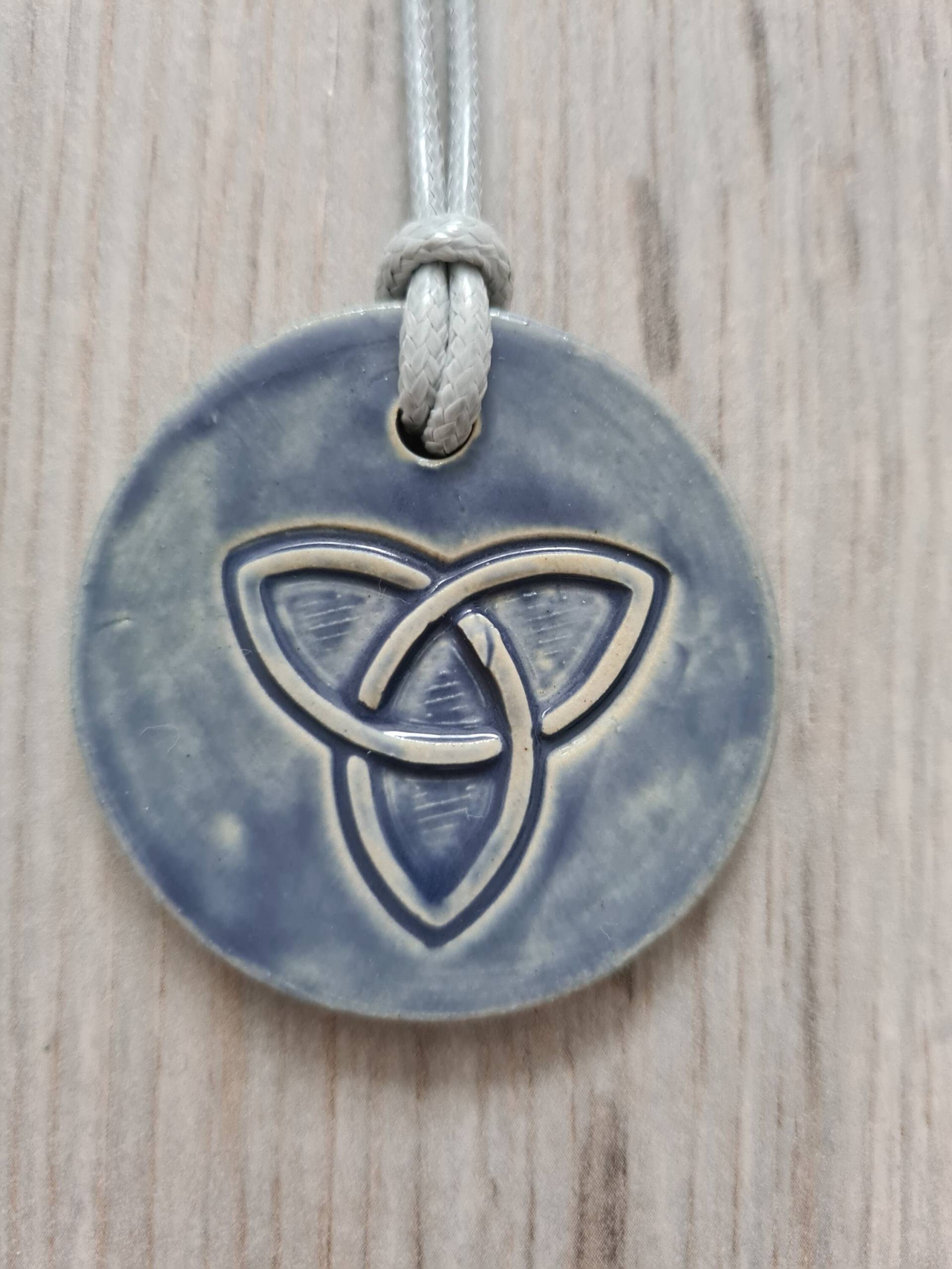 Blaue Boho-Kette Mit Keramikanhänger Blaue Boho-Kette Mit Keramikanhänger von MaJaHomeDecor