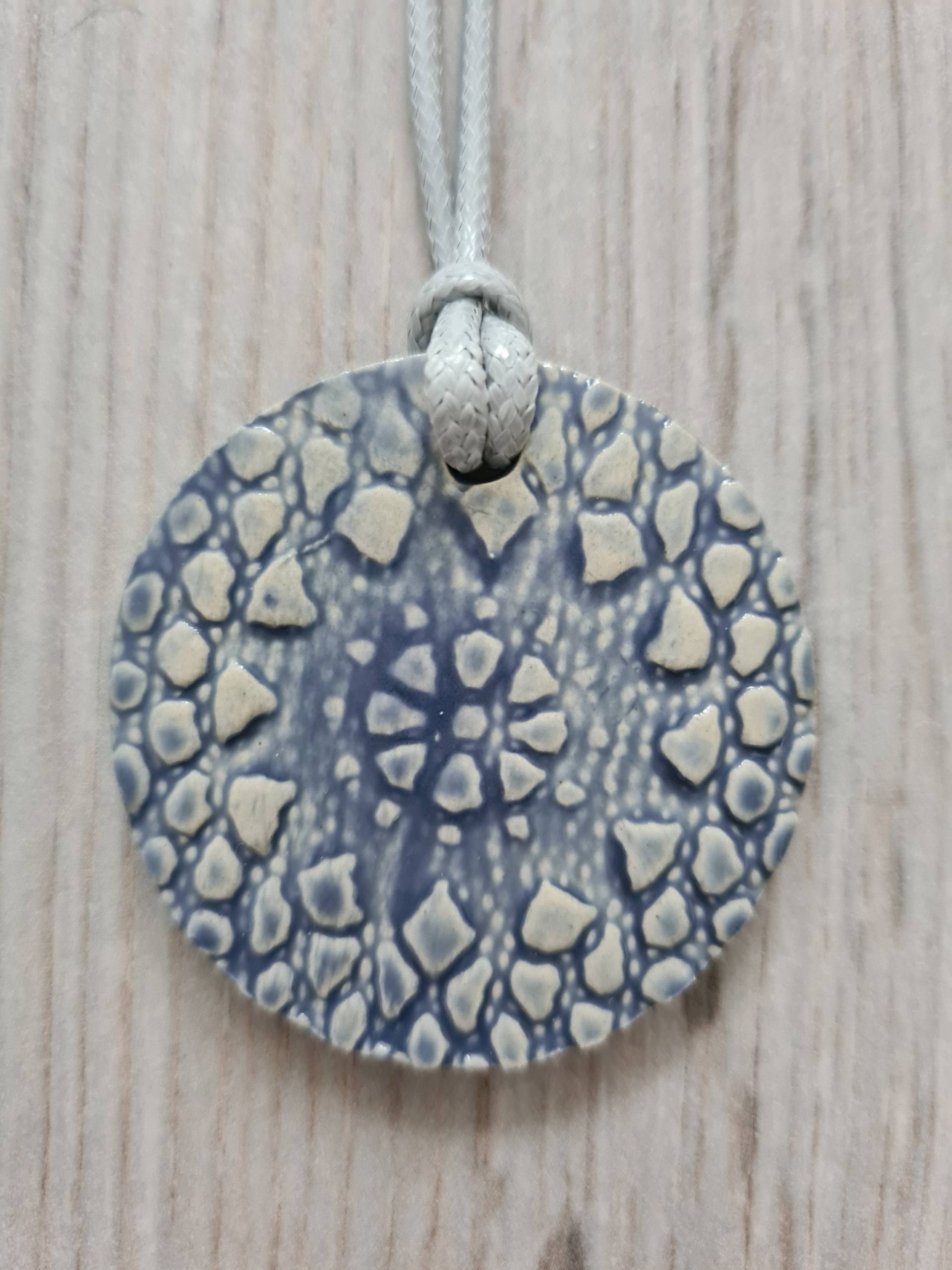 Sehr Schöne Kette Mit Keramikanhänger Blau Sehr Schöne Kette Mit Keramikanhänger Blau von MaJaHomeDecor