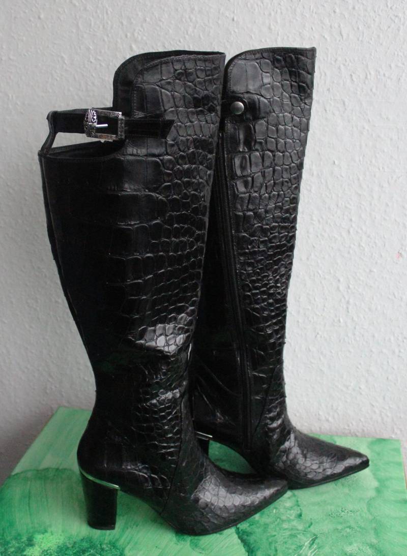Ausgefallene Schwarze Vintage Lederstiefel Mit Krokoprägung Aus Den 90Er Marke Högl Gr. 38 | 5 Ausgefallene Schwarze Vintage Lederstiefel Mit Krokoprägung Aus Den 90Er Marke Högl Gr. 38 | 5 von MaKoVintageShop
