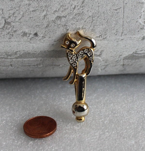 Kleine Vintage Katzenbrosche, Goldfarbenes Metall Mit Weißen Straßsteinen Besetzt von MaKoVintageShop