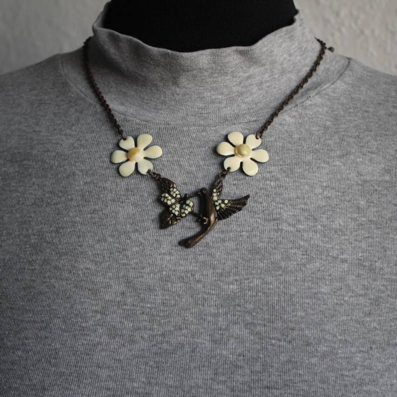 Niedliche Vintage Halskette Mit Einem Kolibri Und Hellen Emaillblumen Niedliche Vintage Halskette Mit Einem Kolibri Und Hellen Emaillblumen von MaKoVintageShop