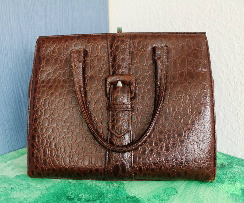 Sehr Große Vintage Handtasche Ddr Ostalgie Modell Braun Mit Krokomuster Ca. 1965 Sehr Große Vintage Handtasche Ddr Ostalgie Modell Braun Mit Krokomuster Ca. 1965 von MaKoVintageShop