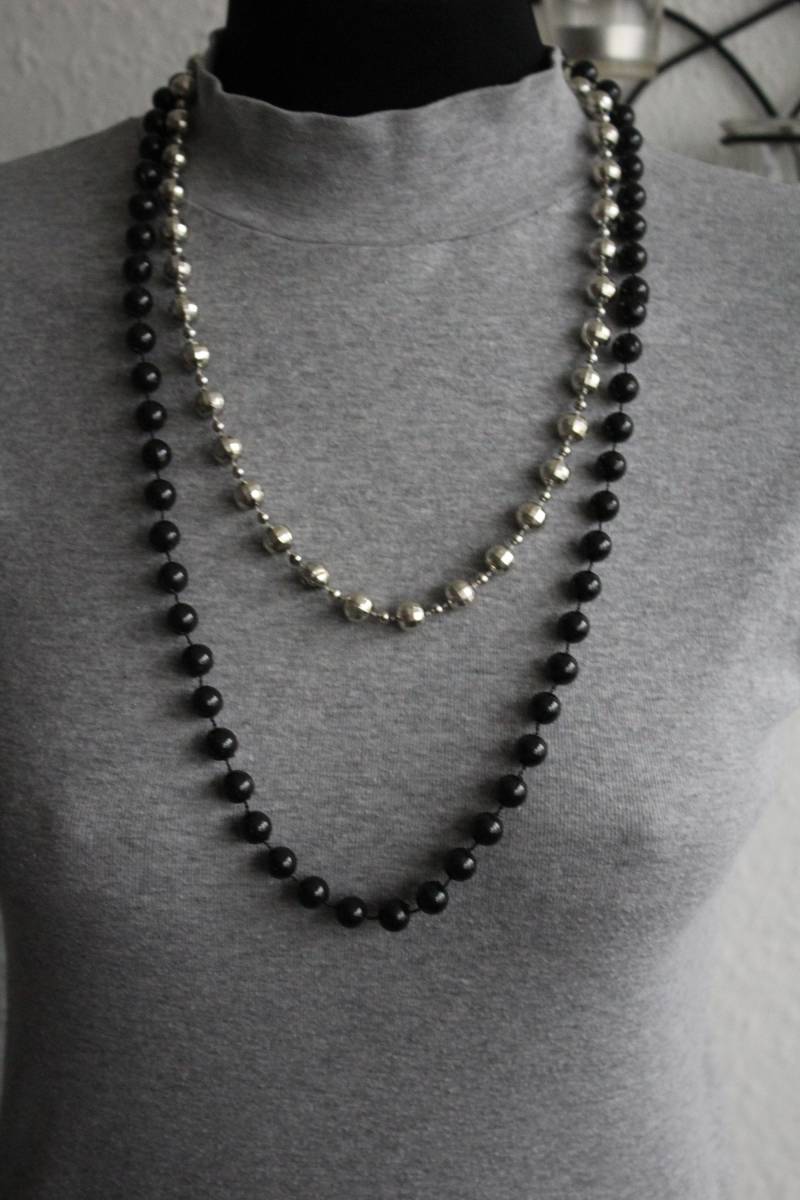Set Aus 2 Kunststoff-Perlenketten 1 X Schwarz Silber Set Aus 2 Kunststoff-Perlenketten 1 X Schwarz Silber von MaKoVintageShop