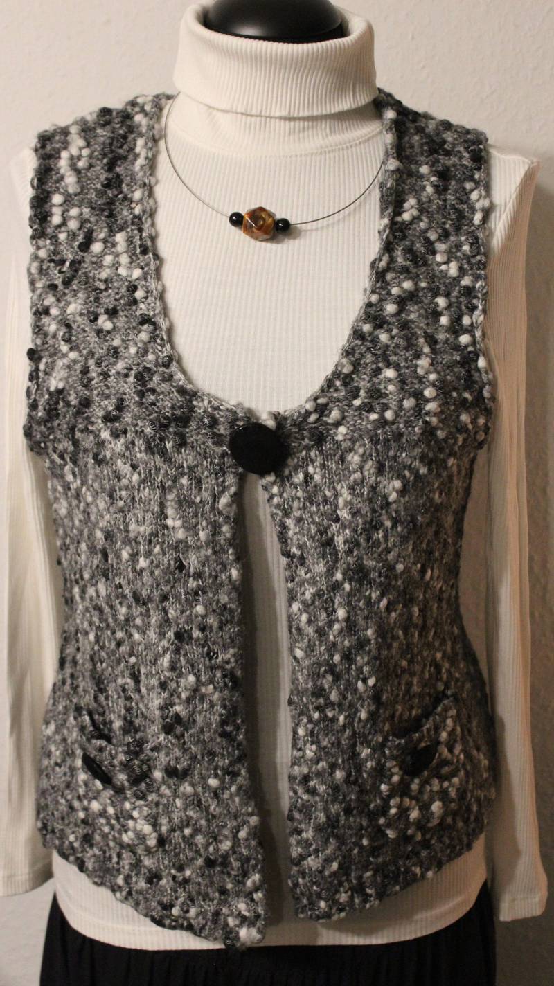 Vintage Weste Mit Ein-Knopfverschluß Und 2 Kleinen Aufgesetzten Taschen, Schwarz Weiß Meliert Vintage Weste Mit Ein-Knopfverschluß Und 2 Kleinen Aufgesetzten Taschen, Schwarz Weiß Meliert von MaKoVintageShop