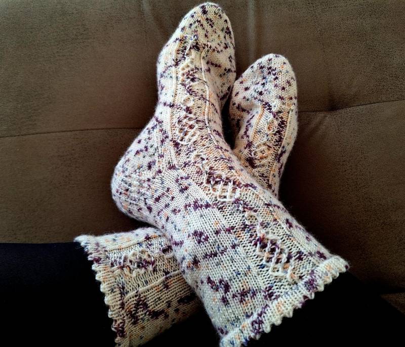 Wollsocken Im Trachtenstyle Handgestrickt, Kuschelsocken Für Kalte Tage von MaMaschenliebe