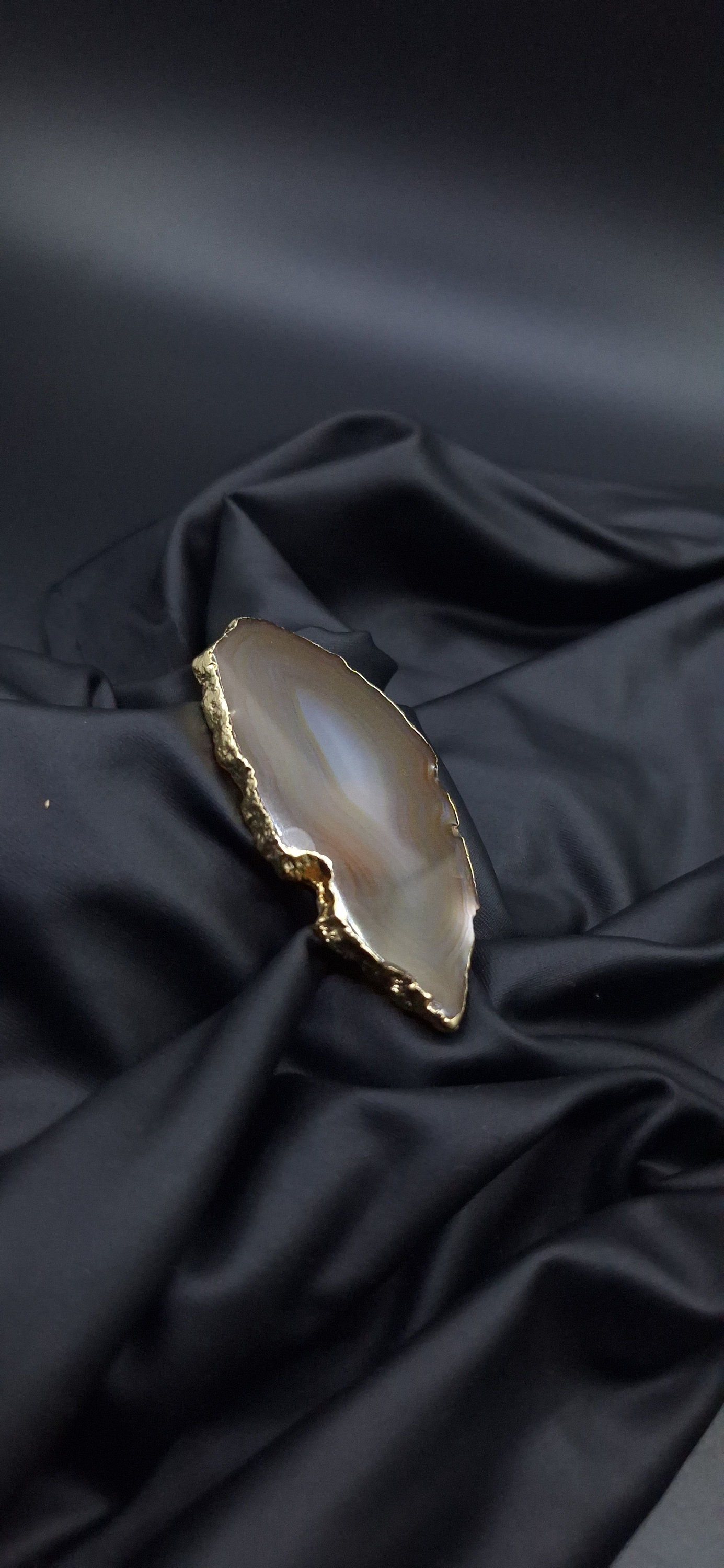 Brosche Aus Natürlichem Achatstein, 18 Karat Vergoldet. Achatgröße 30 Mm × 55 Mm von MaNauBijouxStudio