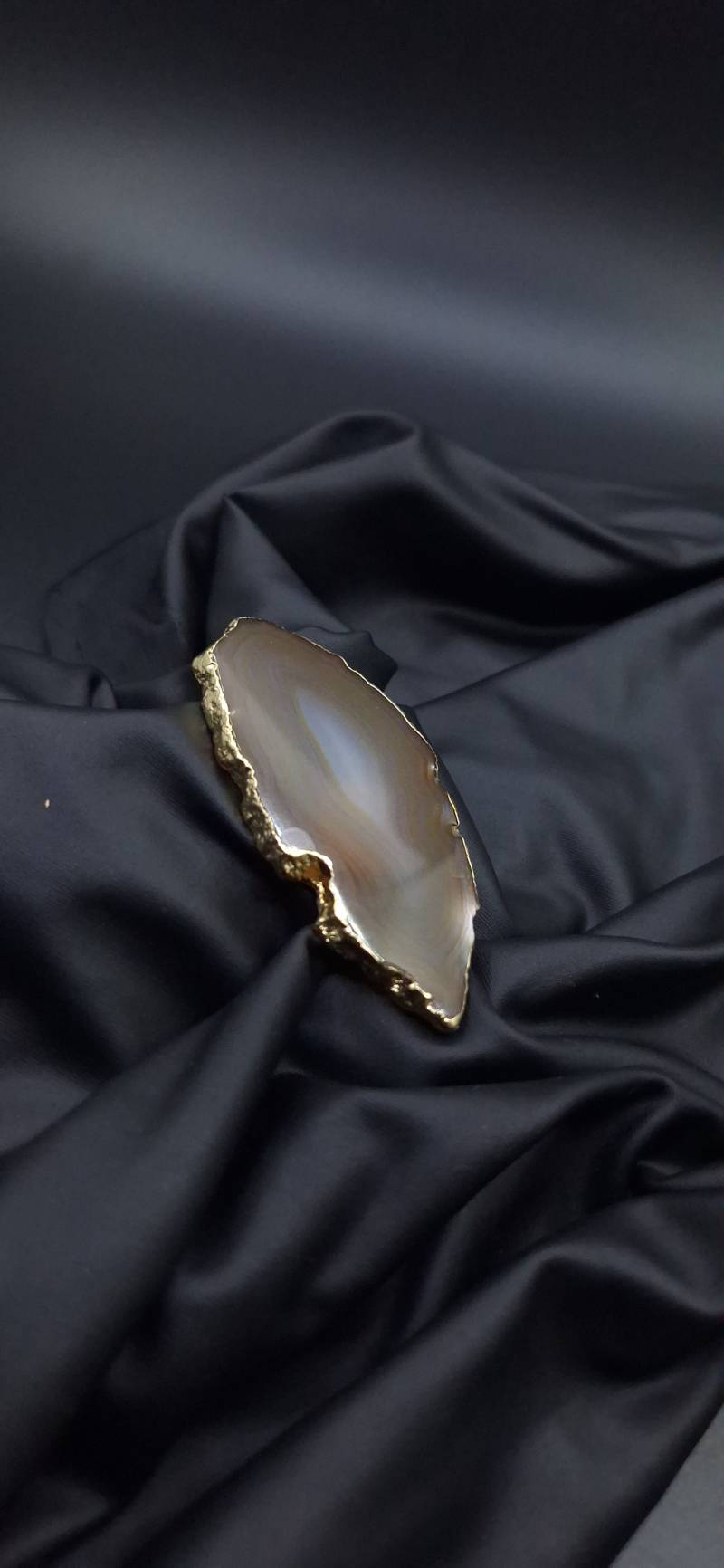 Brosche Aus Natürlichem Achatstein, 18 Karat Vergoldet. Achatgröße 30 Mm × 55 Mm von MaNauBijouxStudio