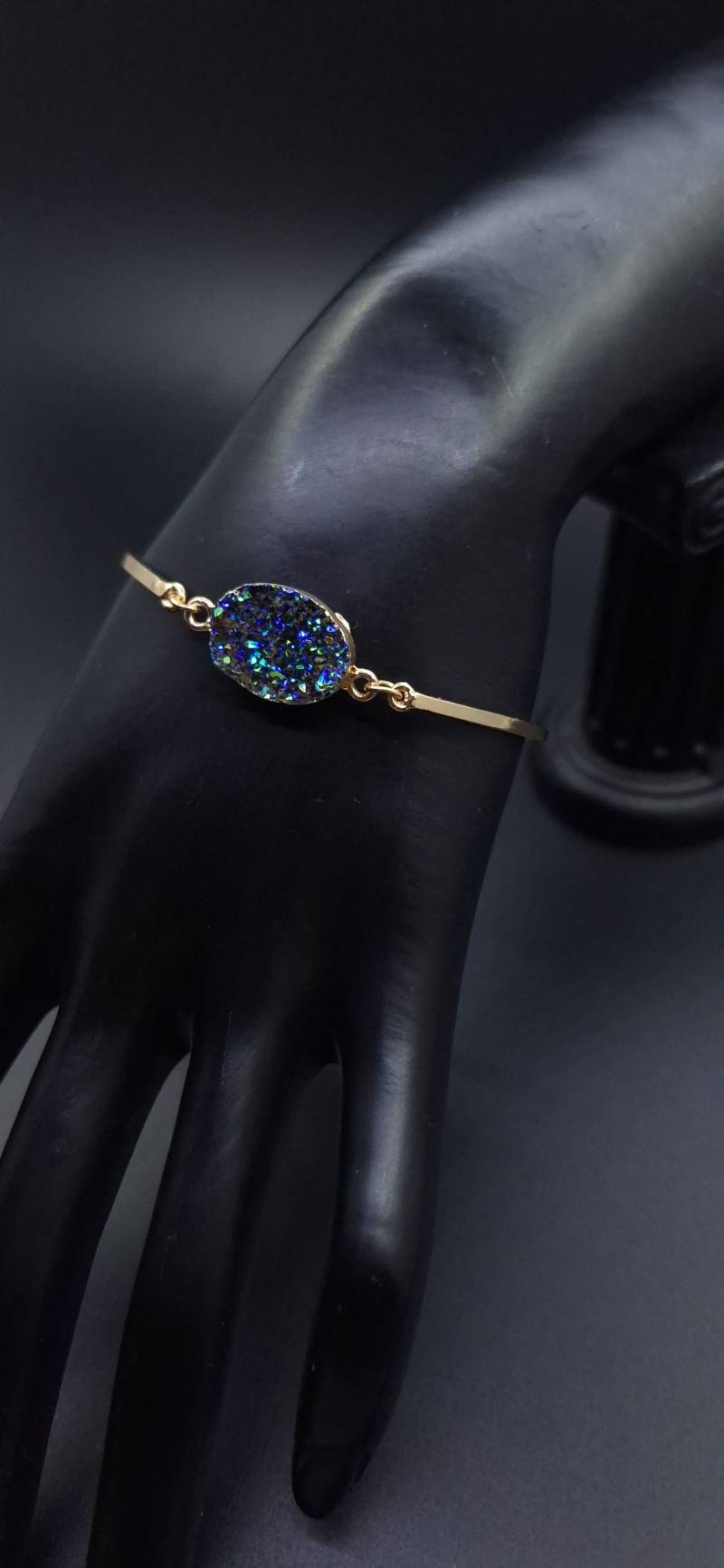 Halbmanschettenarmband Mit Künstlichem Druzy-Regenbogenkristall, Armband Hat Verstellbare Größe. Achat 11 Mm × 20 Mm. 18 Karat Vergoldet von MaNauBijouxStudio