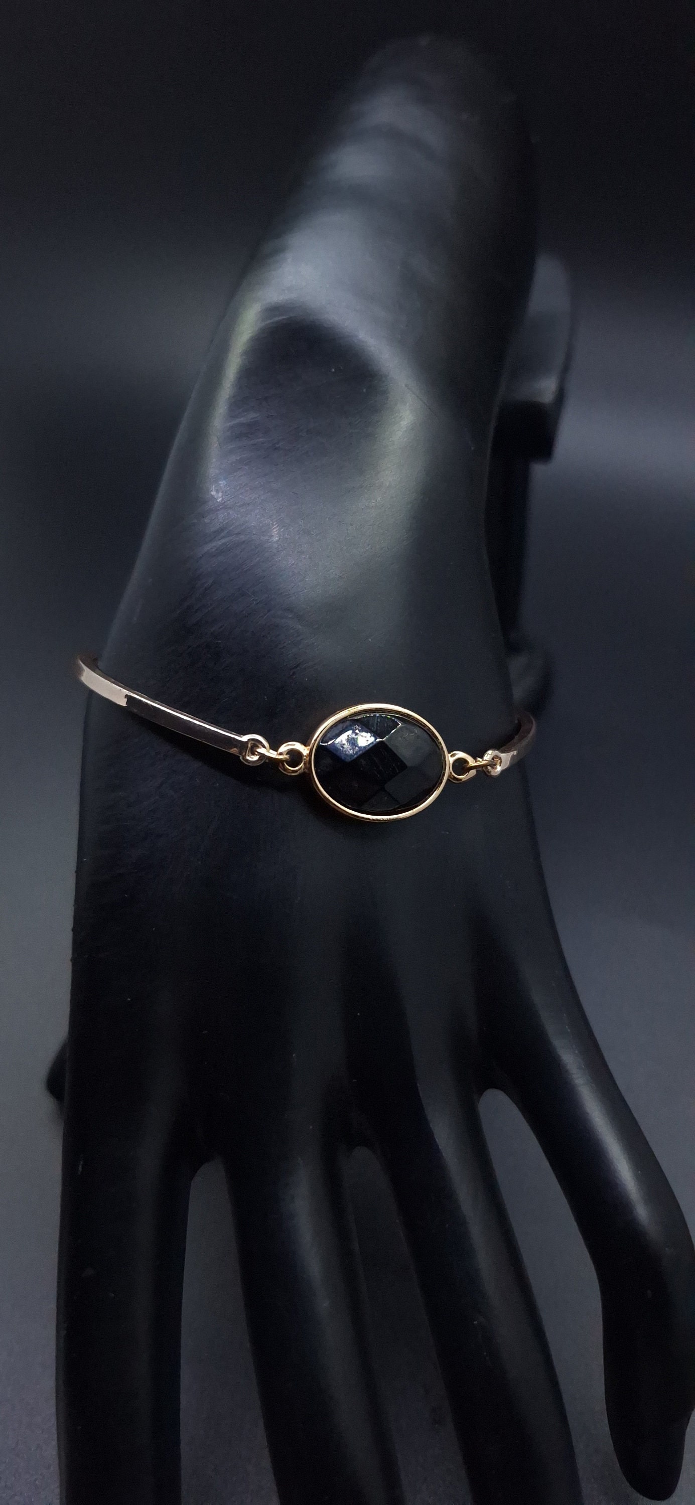 Halbmanschettenarmband Mit Natürlichem Onyxstein, Armband Hat Verstellbare Größe. Onyxgröße 18 Mm × 14 Mm. Karat Vergoldet von MaNauBijouxStudio