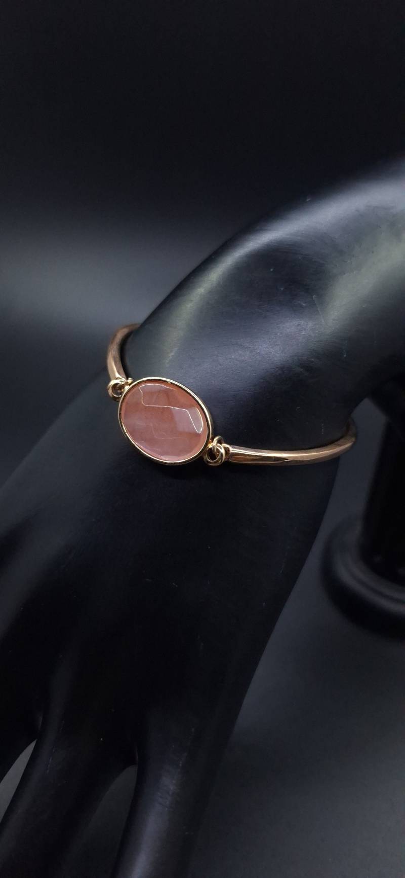 Halbmanschettenarmband Mit Natürlichem Rosenquarz, Armband Hat Verstellbare Größe. Quarzgröße 18 Mm ×14 Mm. Karat Vergoldet von MaNauBijouxStudio