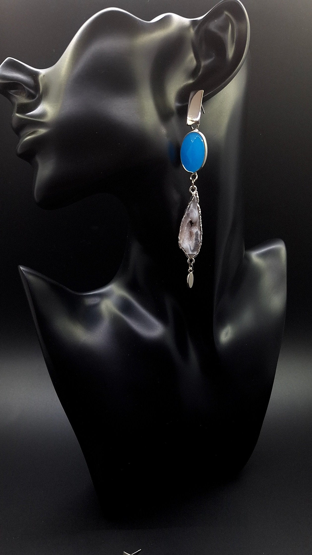 statement-Ohrringe, 925Er Silber, Lünette Aus Blauem Santorini-Chalcedon | 1, 8 cm × 1, 3 cm Und Geodenscheibe | 3, 0 1, 1 cm, Versilbert statement-Ohrringe, 925Er Silber, Lünette Aus Blauem Santorini-Chalcedon | 1, 8 cm × 1, 3 cm Und Geodenscheibe | 3, 0 1, 1 cm, Versilbert von MaNauBijouxStudio