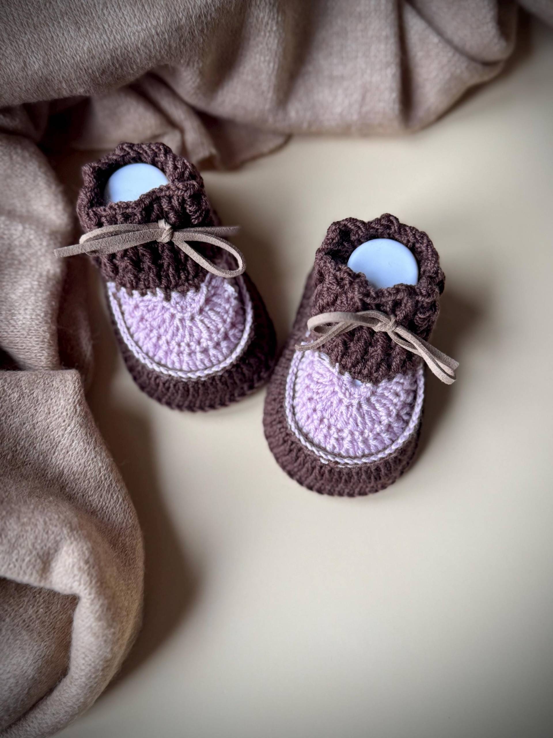 Gehäkelte Babyschuhe Für Mädchen, Weiche Sohle, Handgefertigtes Geschenk Zur Babyparty, Braune Und Rosa von MaPetiDE