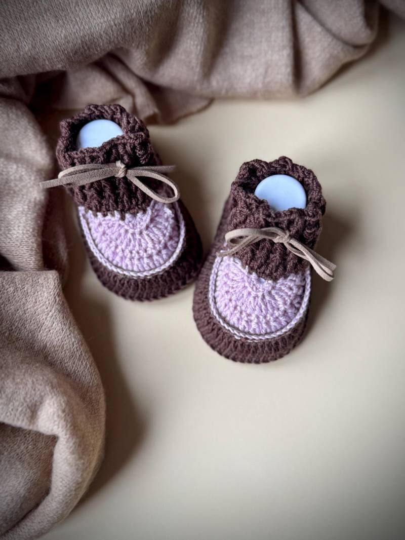 Gehäkelte Babyschuhe Für Mädchen, Weiche Sohle, Handgefertigtes Geschenk Zur Babyparty, Braune Und Rosa von MaPetiDE