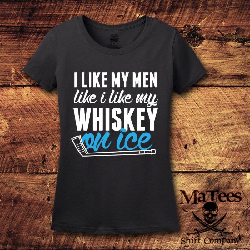 Hockey, Hockey Mama, Geschenk, Eishockey, Mama Shirt, Whisky, Whisky Freundin Grafik-T-Shirt, T-Shirt, T-Shirt Hockey, Hockey Mama, Geschenk, Eishockey, Mama Shirt, Whisky, Whisky Freundin Grafik-T-Shirt, T-Shirt, T-Shirt von MaTees