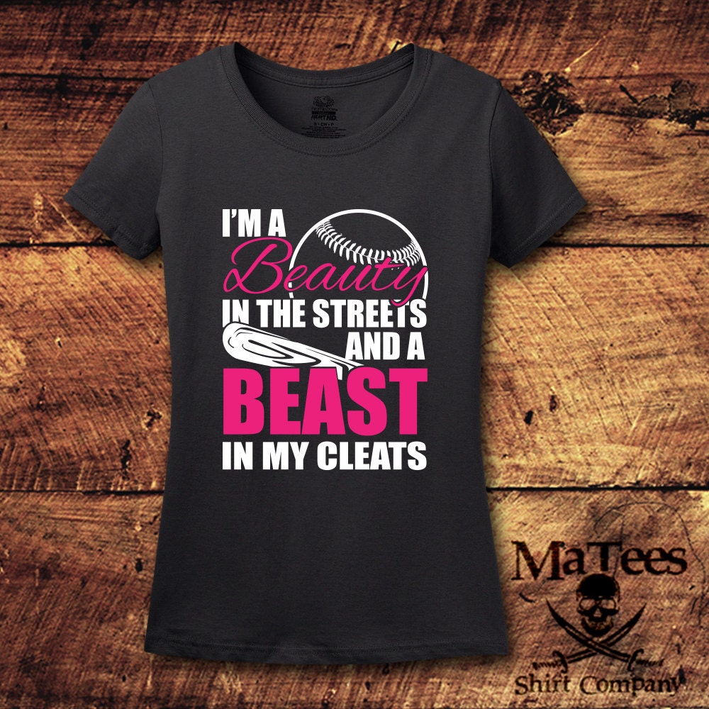 Softball-Shirt, Ich Bin Eine Schönheit Auf Den Straßen Und Ein Tier in Meinen Stollen, Softball-T-Shirt, Softball, Baseball, Eröffnungstag von MaTees