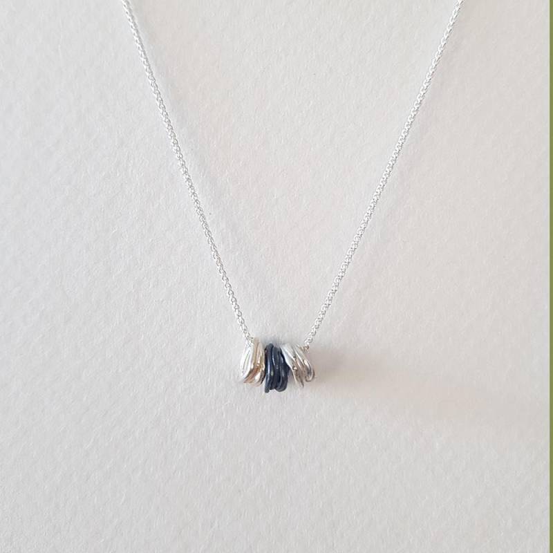 Dezente Halskette Mit 3 Kleinen Nestern Aus Massivem Silber, Mini-Anhänger, Anpassbar, Silberdrahtknoten, Charm-Halskette, Handgefertigt in von MaaBijoux