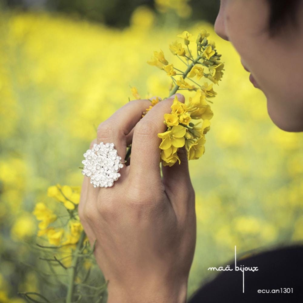 Großer Ring Aus Recyceltem Massivem Silber, Auffälliger Und Bequemer Flacher Ring, Originaler Silberring, Moderner Schmuck Inspiriert Von Blumen von MaaBijoux