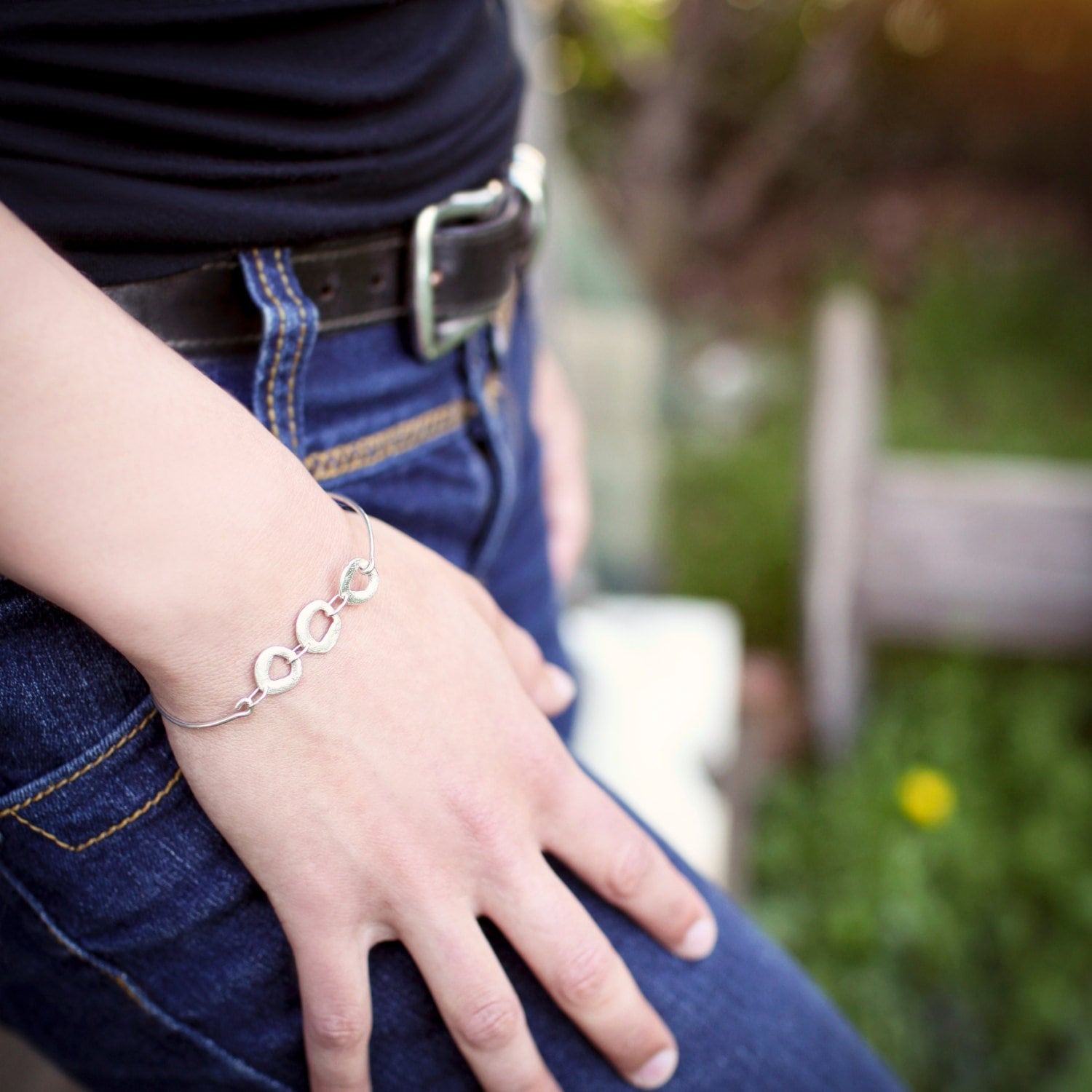Modernes Armband Aus Massivem Silber, Offener Armreif Mit 3 Kleinen Glänzenden Kreisen, Die An Einem Draht Hängen, Dünnes Abstraktes Armband von MaaBijoux