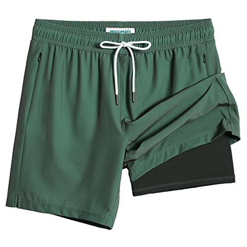 MaaMgic 2 in 1 Badehose für Herren mit Kompression Innenhose | 7" Schnelltrocknend Badeshorts Männer 4 Way Stretch Boardshorts mit Reißverschlusstasche Verstellbar Tunnelzug,XS,Armeegrün Dunkelgrün von MaaMgic