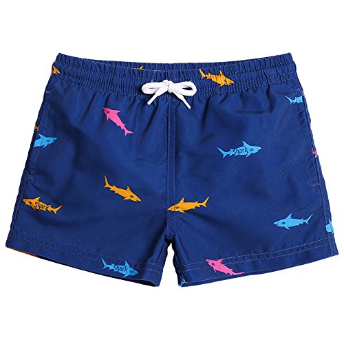 MaaMgic Kleine Jungen Badeshorts Schnelltrocknend Boardshorts mit Mesh-Futter Taschen und Verstellbarem Tunnelzug MEHRWEG, 7 Jahre, Navy Blau Hai von MaaMgic