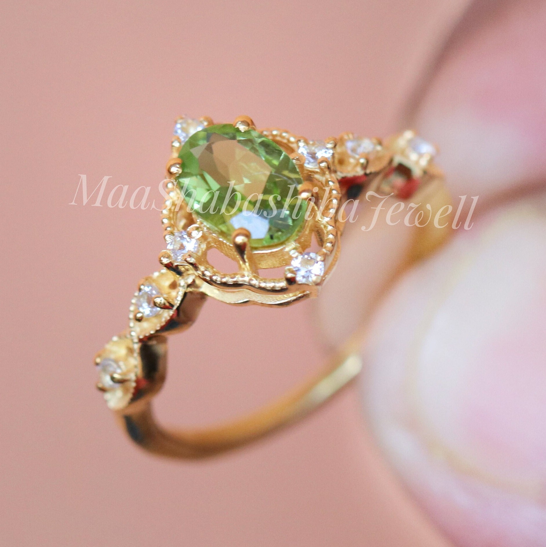 Oval Geschnittener Natürlicher Peridot Ring, Verlobungsring, Vintage Gold Ringe Für Frauen, Geschenk Sie, Birthstone Ring von MaaShabashibaJewell