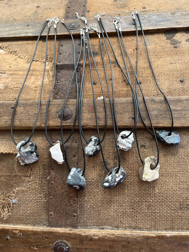 Halskette Mit Usedomer Hühnergottanhänger - Schutzstein Wikingerschmuck Glücksbringer von MaabiKunst