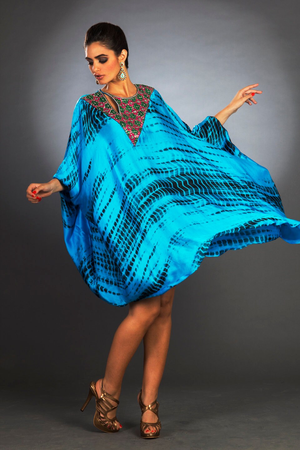 Maaj Blaues Tie Dye Perlen Kaftan Kleid Maaj Blaues Tie Dye Perlen Kaftan Kleid von MaajResortWearStudio