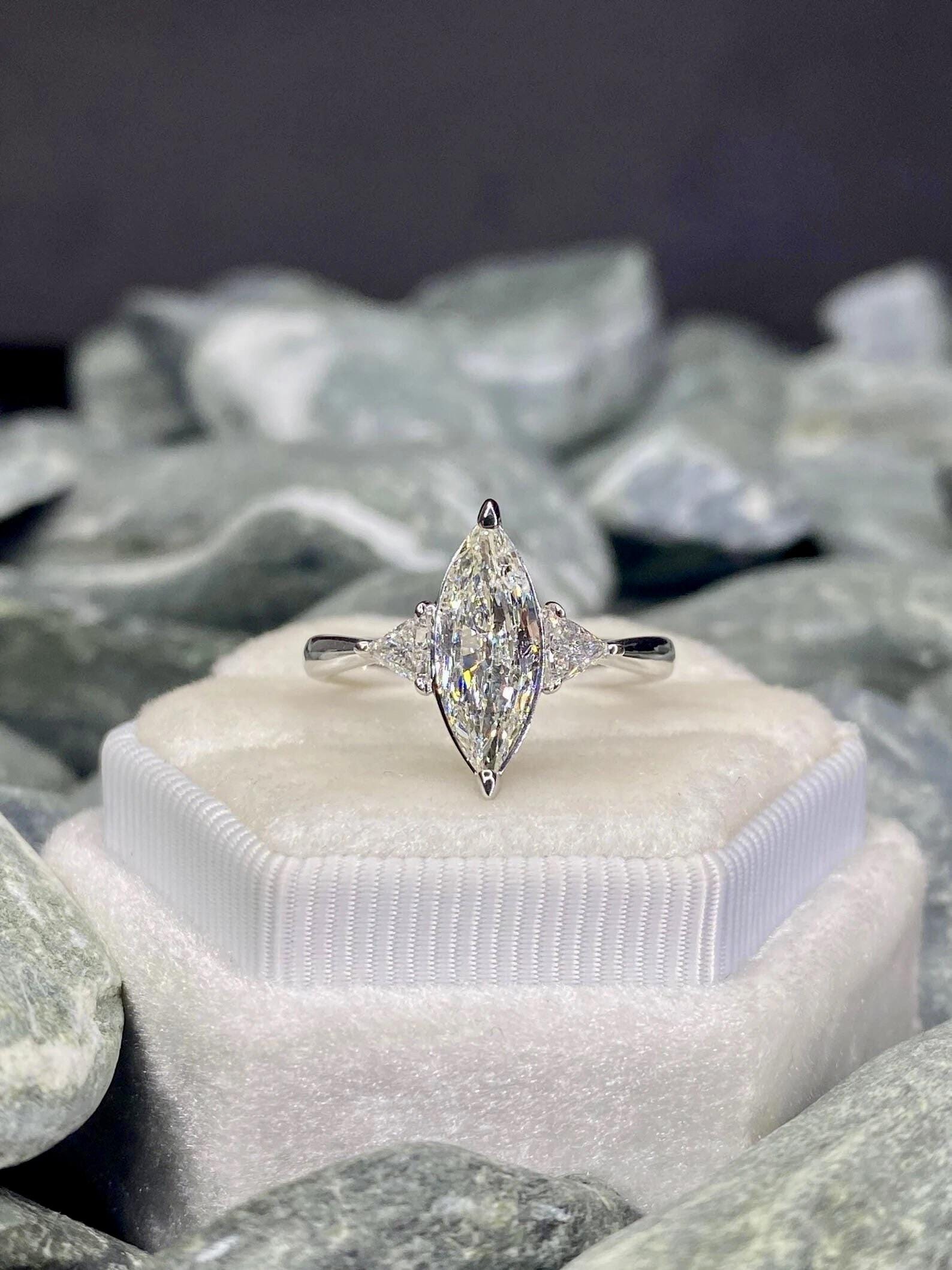 Drei-stein-Verlobungsring, Moissanite-Ehering Mit Marquise-Schliff, Diamantring Im Handgefertigter Schmuck, Geschenk Zum Jahrestag Drei-stein-Verlobungsring, Moissanite-Ehering Mit Marquise-Schliff, Diamantring Im Handgefertigter Schmuck, Geschenk Zum Jahrestag von MaanuabsoluteStore