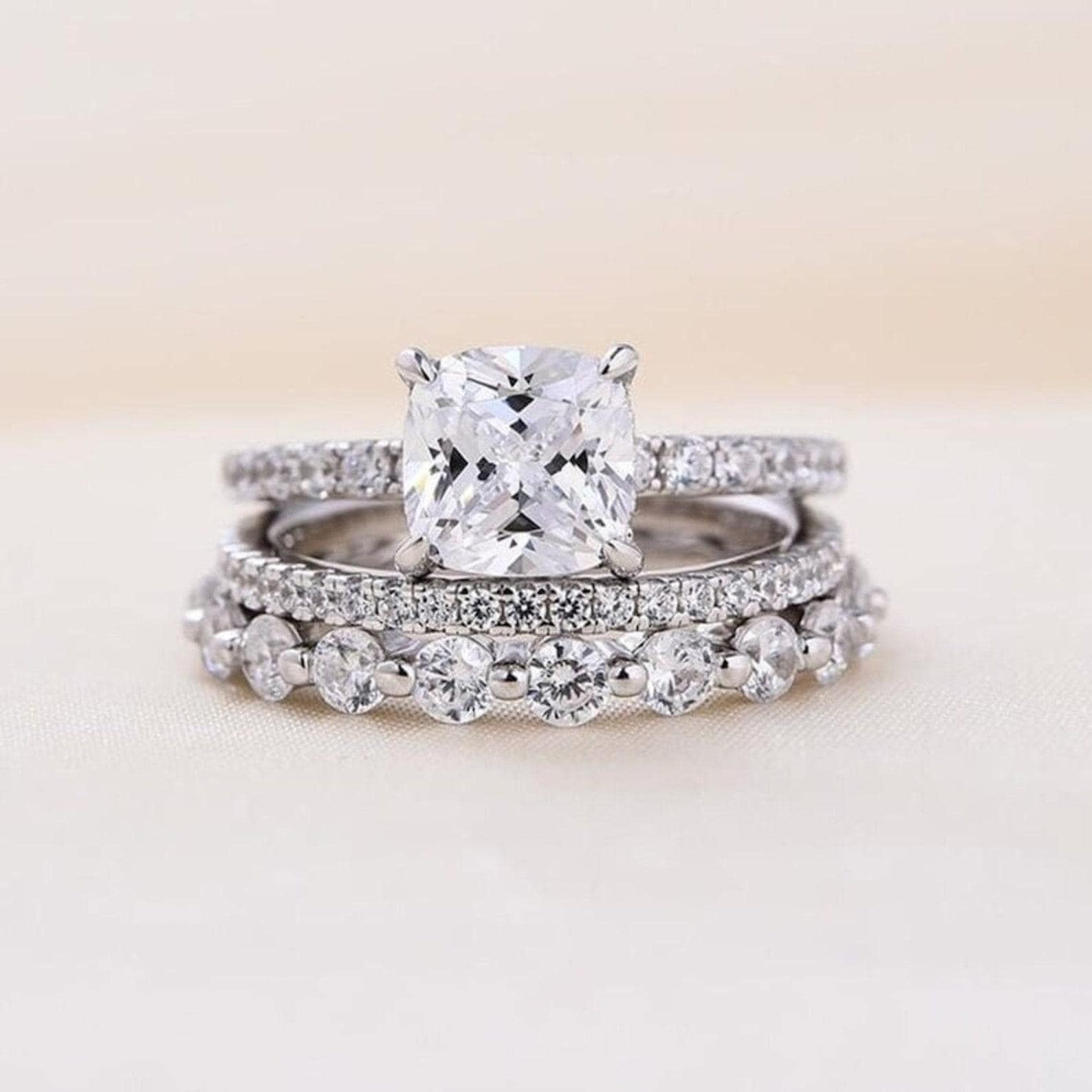 Kissenschliff Moissanit Ehering Set, Solitär Diamant Verlobungsring Wunderbares Dreiteiliges Ringset, Jahrestagsgeschenk Für Frauen Kissenschliff Moissanit Ehering Set, Solitär Diamant Verlobungsring Wunderbares Dreiteiliges Ringset, Jahrestagsgeschenk Für Frauen von MaanuabsoluteStore