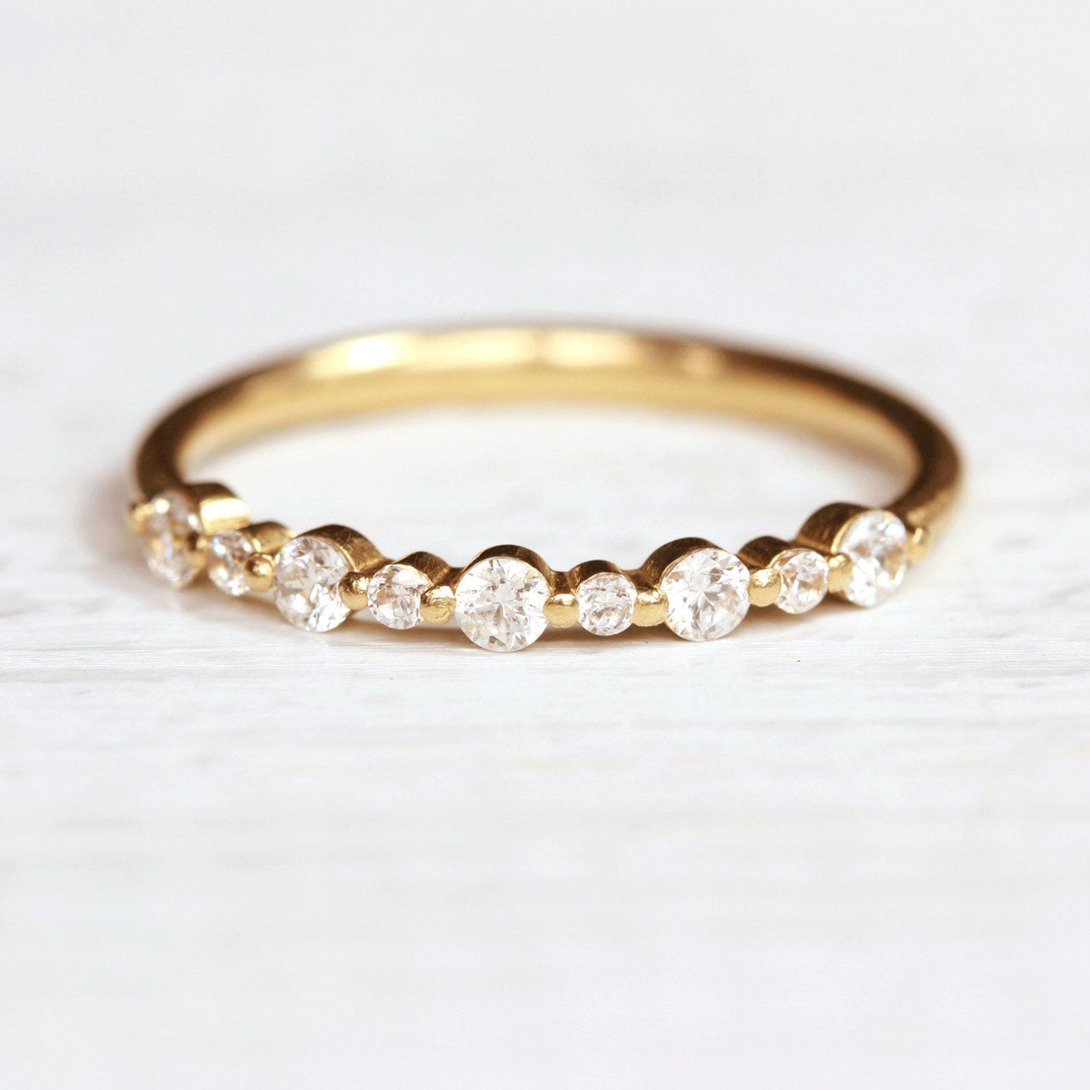Runder Moissanite Ehering, Geteilte Blase Prong Set Band, Stapelbarer Versprechen 14K Solid Gold Verlobungsring, Ausgefallenes Geburtstagsgeschenk Runder Moissanite Ehering, Geteilte Blase Prong Set Band, Stapelbarer Versprechen 14K Solid Gold Verlobungsring, Ausgefallenes Geburtstagsgeschenk von MaanuabsoluteStore
