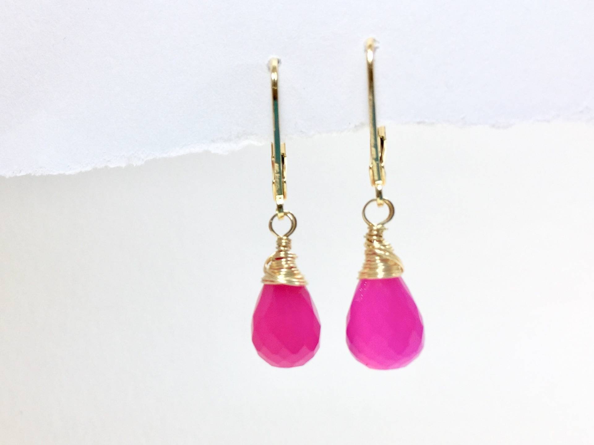 Hot Pink Chalcedon Tropfen Ohrringe, 14K Gold Filled Zarte Edelstein Fuchsia Pink Geschenk Für Sie Hot Pink Chalcedon Tropfen Ohrringe, 14K Gold Filled Zarte Edelstein Fuchsia Pink Geschenk Für Sie von MaayanLoveBeads