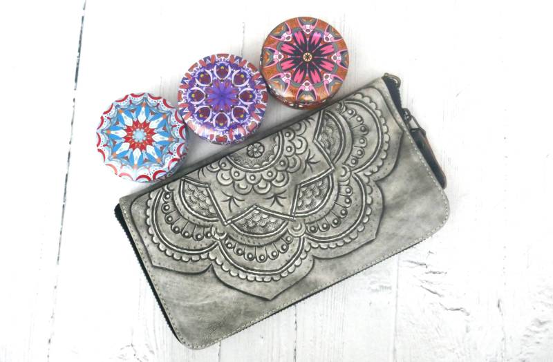 Geldbörse Aus Punziertem Rindsleder Mit Reißverschluss - Abnehmbare Handschlaufe von Maberick