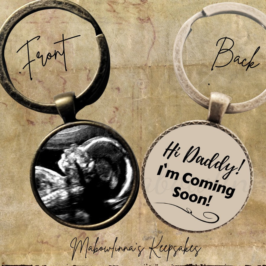 New Daddy Baby Bild Ultraschall Sonogramm Keychain Mit Zitat, Hallo Im Coming Soon Andenken Geschenk Für Papa, Um Antike Bronze Zu Sein von MabowlinnasKeepsakes