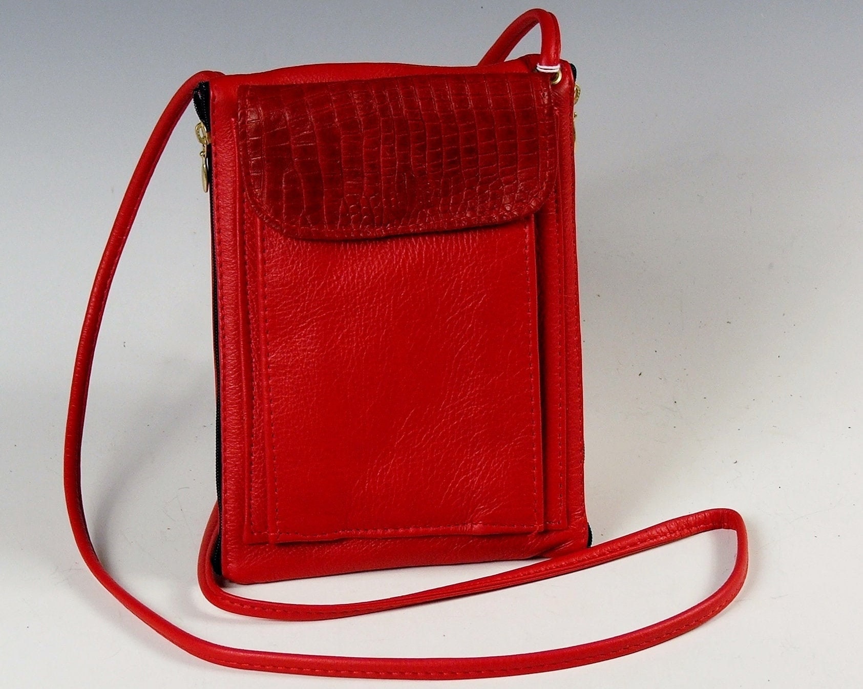 Suzi - Rot Mit Rotem Eidechsenakzent Abgebildet von MacClayLeather