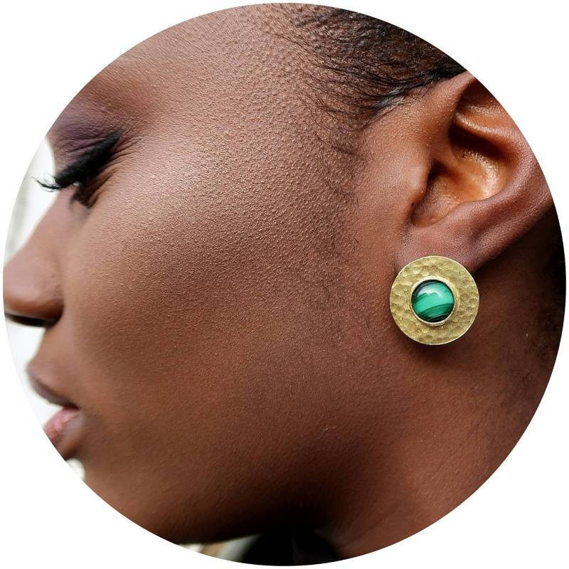 Grüne Malachit Ohrringe Gold Edelstein Ohrstecker Für Frauen, Großer Kreis Runder Goldmessing Boho Strandschmuck von MachiJewelryShop