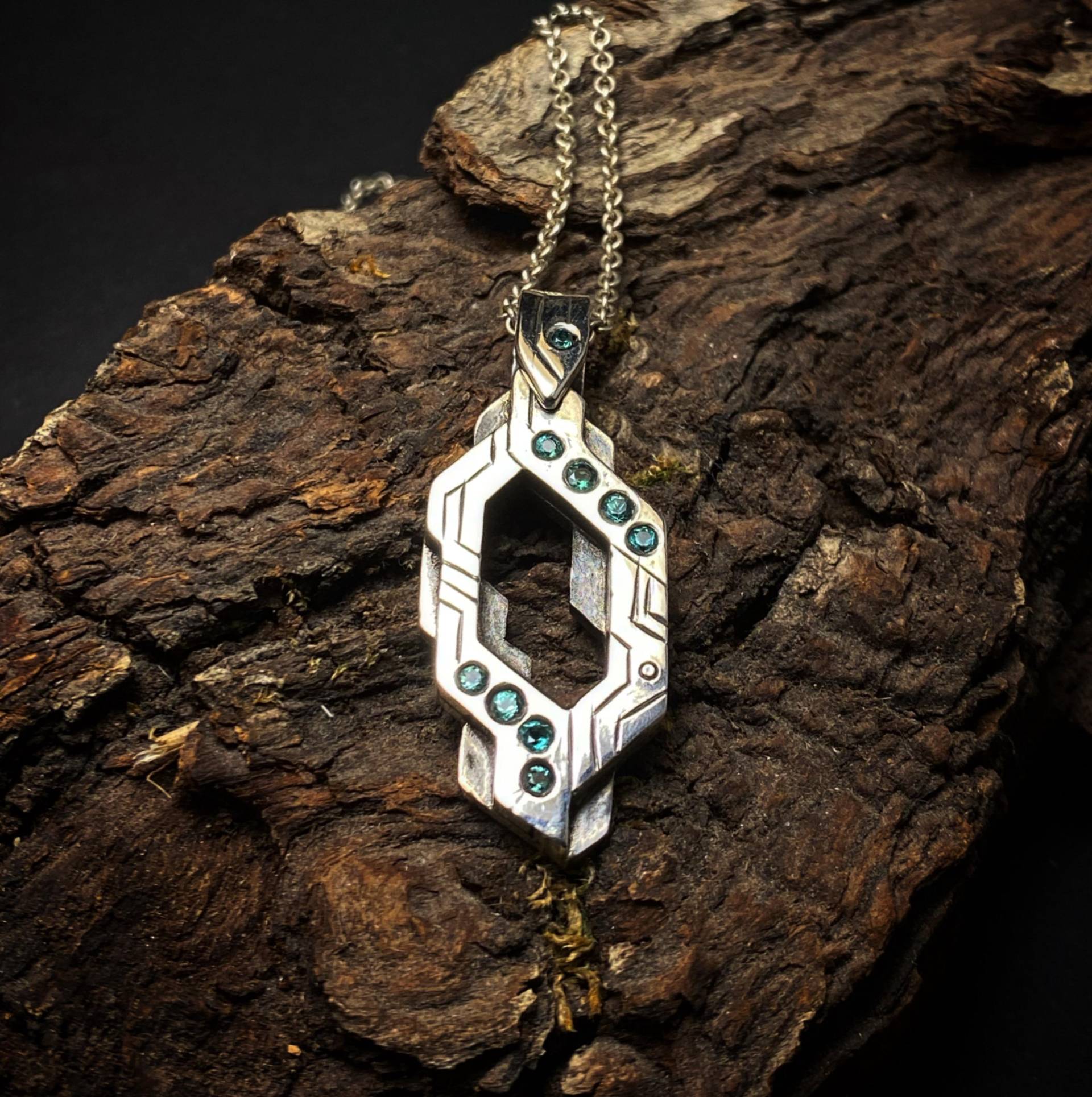 Silberanhänger „Hex-Tag" Smaragd von MachineElfTreasures