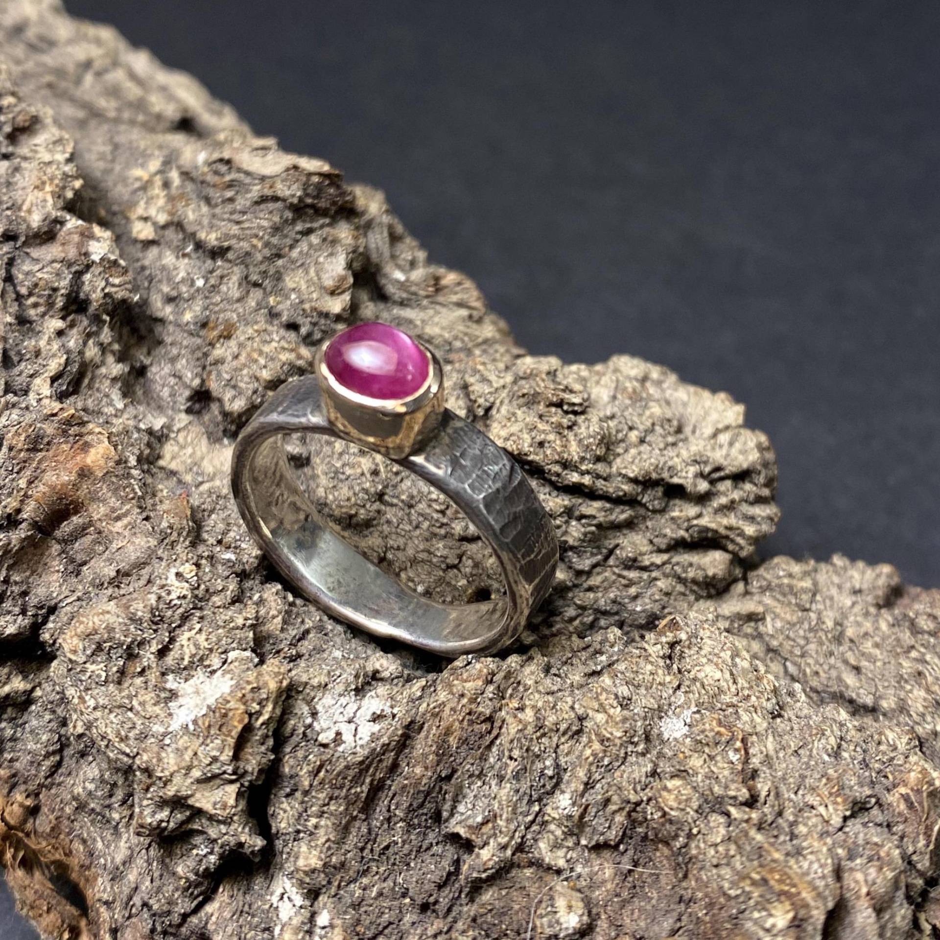 Silberring Mit Sternrubin in 8K Gold Gefasst Silberring Mit Sternrubin in 8K Gold Gefasst von MachineElfTreasures