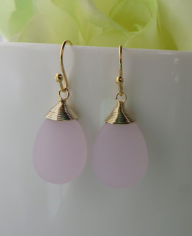 Pink Opal Teardrop Ohrringe Vergoldete Ohrhänger von MaciDesign