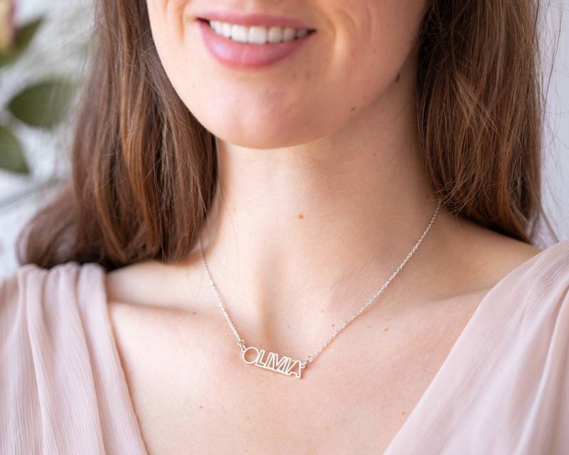 Individuelle Namen Halskette - Moderne Name Personalisierter Schmuck Mama Geschenke Zierlicher Cut Out von MackenzieTreasury