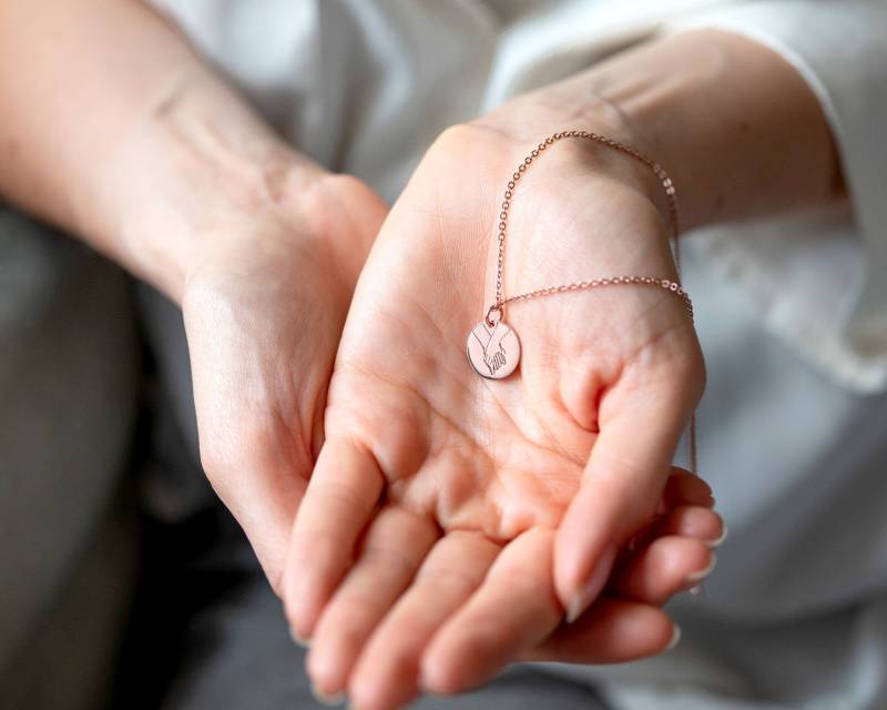 Christmas Stocking Stuffers - Hand Geste Halskette Gold Disc Zeichen Herz Personalisierte Geschenke von MackenzieTreasury