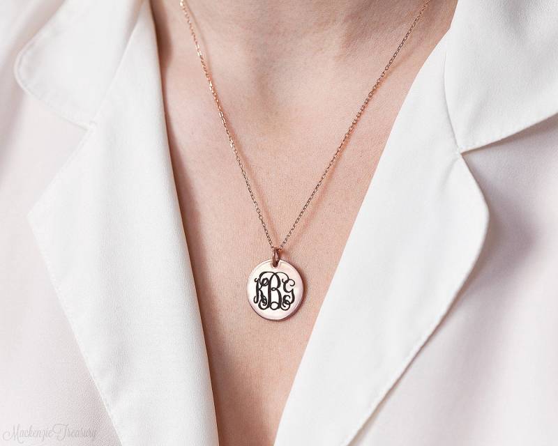 Gravierte Monogramm Halskette - Benutzerdefinierte Scheibe Gravierte Initialen Personalisierte Disc Brautjungfern Geschenk von MackenzieTreasury