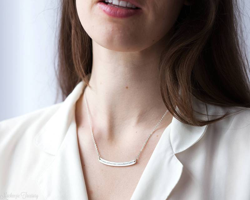 Personalisierte Gebogene Bar Halskette - Benutzerdefinierte Personalisierte Schichtung Zierliche Gold Name Dünne von MackenzieTreasury