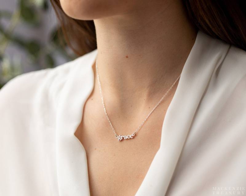 Personalisierte Kleine Namen Halskette - Kleine Zarte Brautjungfer Geschenk Baby Mädchen -Neue Mutter F25 von MackenzieTreasury